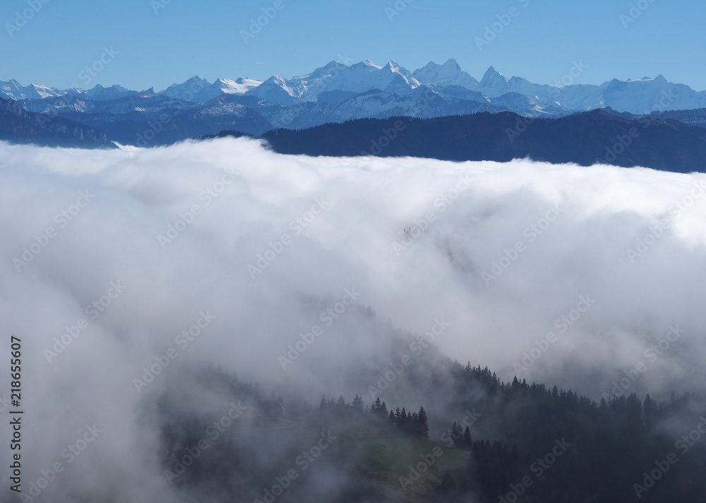Berner Alpen: Eiger, Mönch und Jungfrau ragen aus dem Nebel