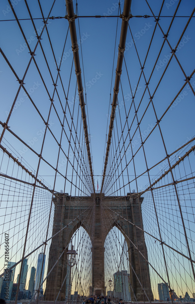Fototapeta premium Pusty Brooklyn Bridge, centralna perspektywa rano, Nowy Jork