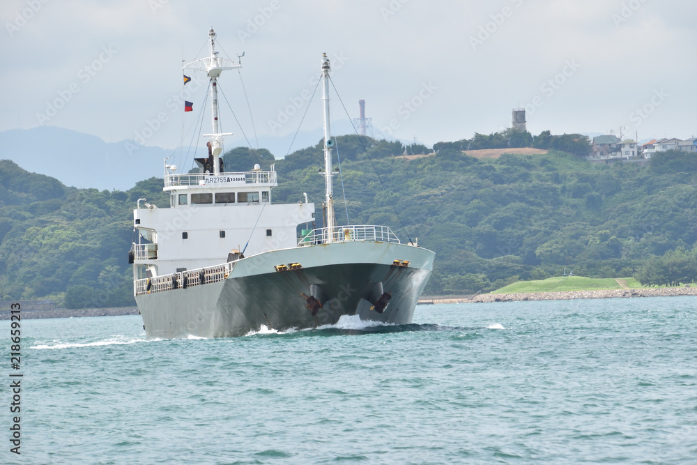関門海峡を航行する貨物船