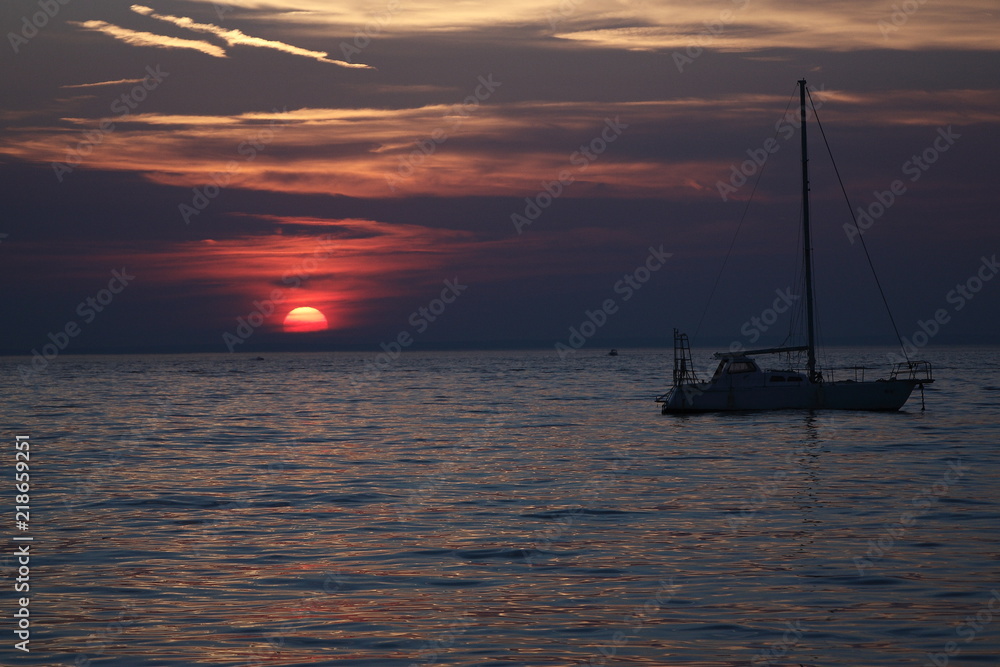 Chorwacja - zachód słońca nad Adriatykiem widziany w miejscowości Novalja położonej na wyspie Pag.