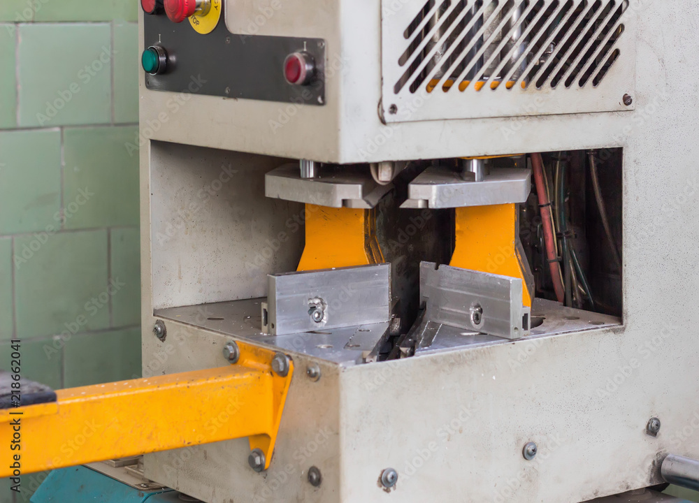 Production of pvc windows, gluing of plastic corners of windows, machine for the production of pvc windows Production of pvc windows, gluing of plastic corners of windows, machine for the production of pvc windows