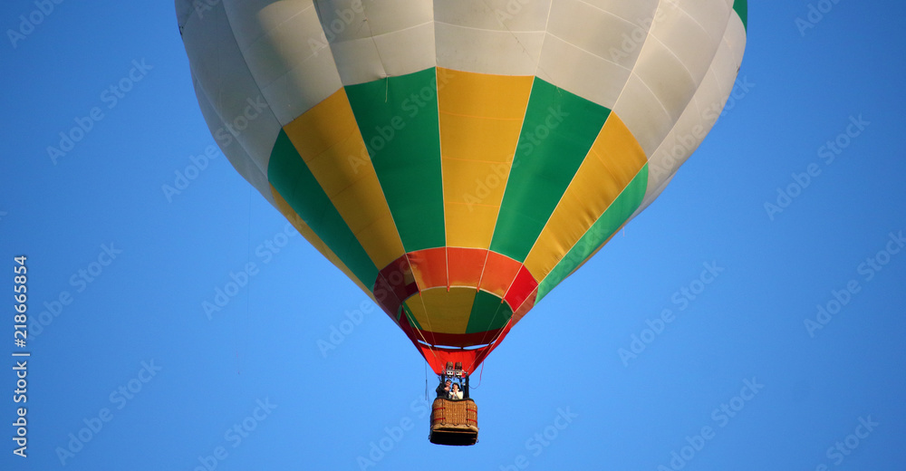 Naklejka premium Hot air balloon gondola with the crew