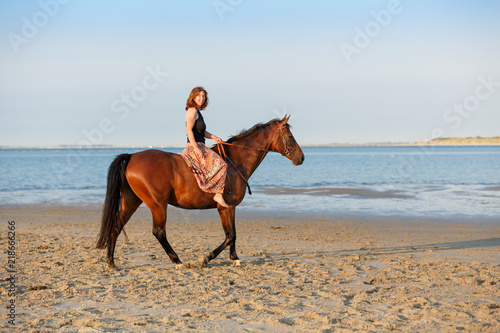 Frau mit Pferd am Meer © Nadine Haase