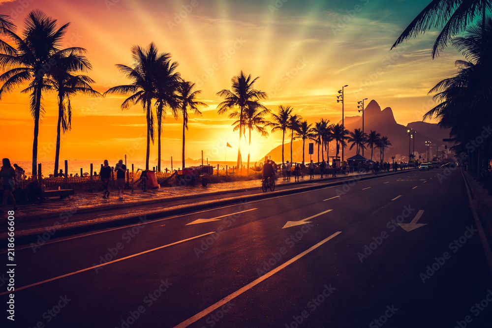 Φωτογραφία Amazing Sunset on Ipanema Beach with sun rays, Rio de Janeiro, Brazil