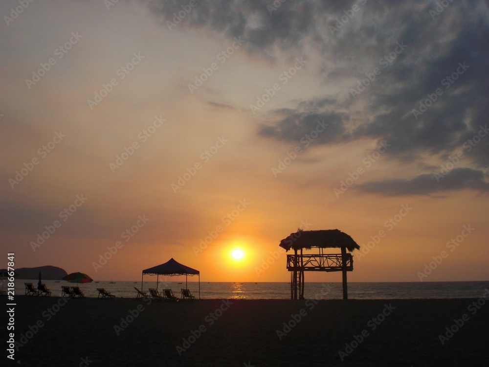 playa del pacifico puesta de sol