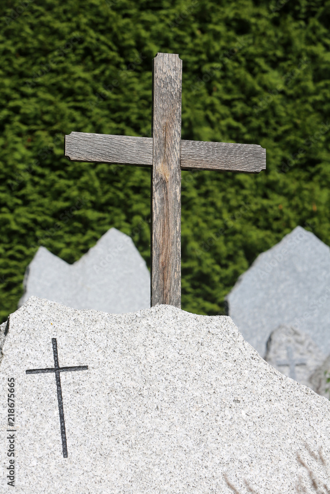 Croix dans un cimetière. / Cross in a cemetery.