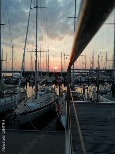 Dämmerung im Yachthafen photo