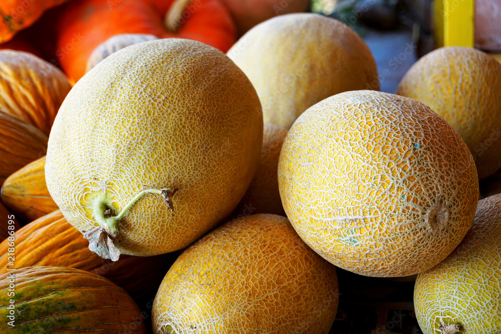 Φωτογραφία melons in vegetable shop