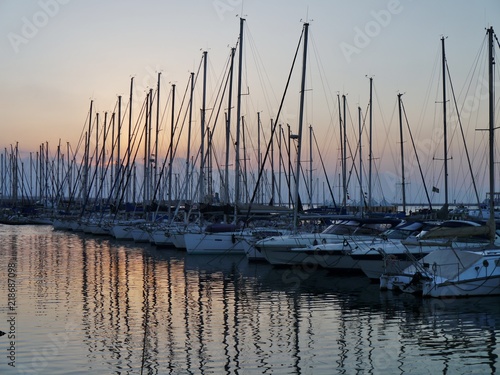 Segelboote im Sonnenuntergang auf Sardinien