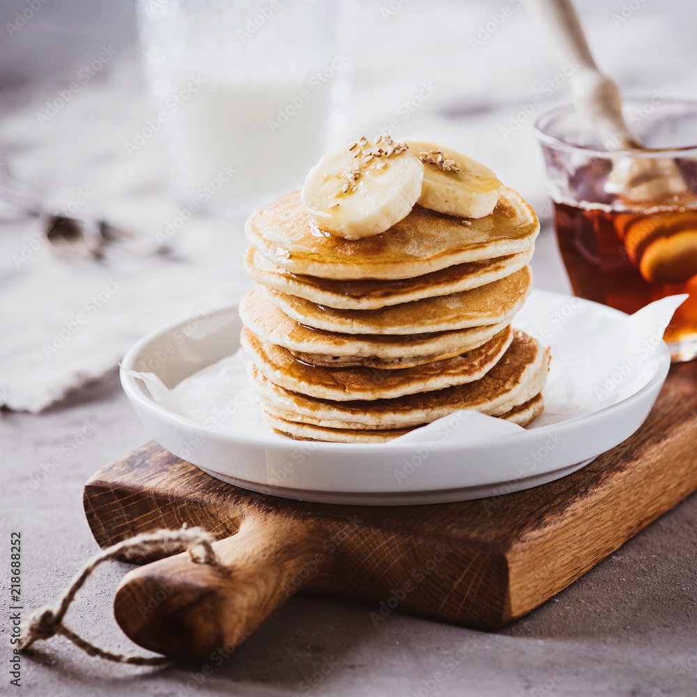 Pancakes mit Ahornsirup und Bananen Stock Photo | Adobe Stock