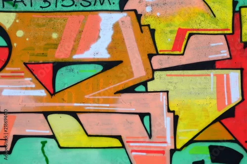 Obraz Fragment rysunków graffiti. Stara ściana ozdobiona bejcami w stylu kultury sztuki ulicznej. Kolorowe tło tekstury