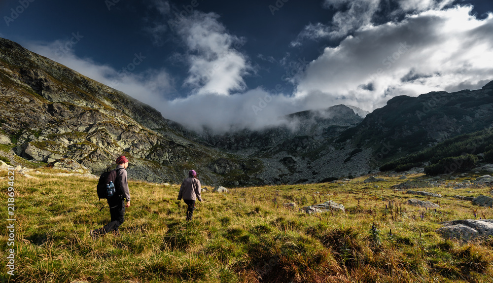 Obraz premium Young couple of hikers