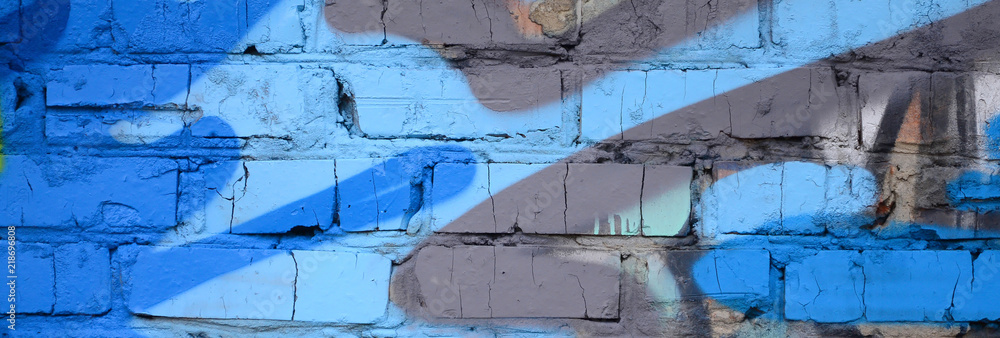 Obraz premium Fragment rysunków graffiti. Stara ściana ozdobiona plamami farby w stylu kultury ulicznej. Kolorowa tło tekstura