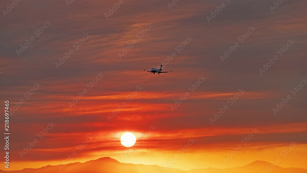 Obraz premium Fire summer California sunrise at Ontario Airport