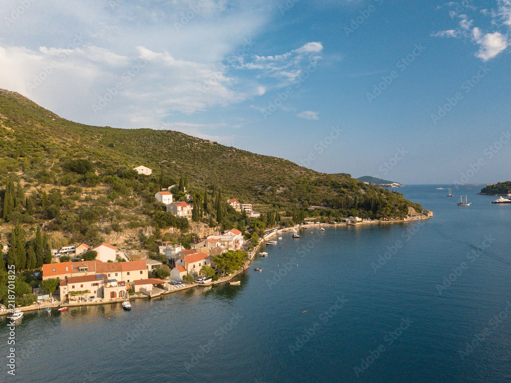 Zaton in Kroatien an der Adria, Luftaufnahme der Bucht Batala mit Bergen im Hintergrund