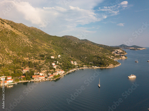 Zaton in Kroatien an der Adria  Luftaufnahme der Bucht Batala mit Bergen im Hintergrund