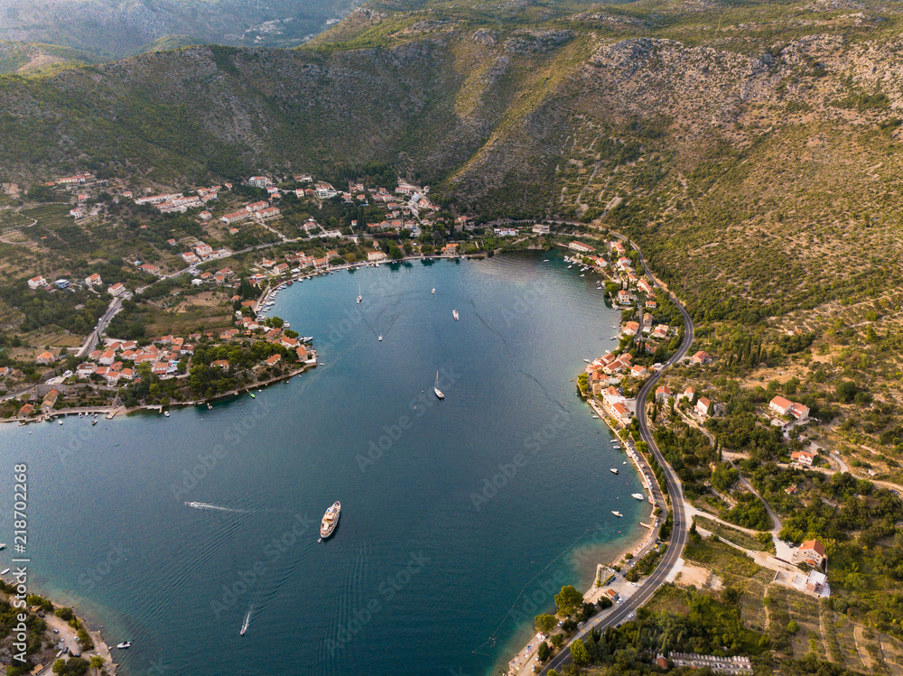 Naklejka premium Zaton in Kroatien an der Adria, Luftaufnahme der Bucht Batala mit Bergen im Hintergrund