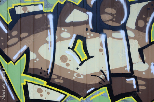Fototapeta samoprzylepna Fragment rysunków graffiti. Stara ściana ozdobiona bejcami w stylu kultury sztuki ulicznej. Kolorowe tło tekstury