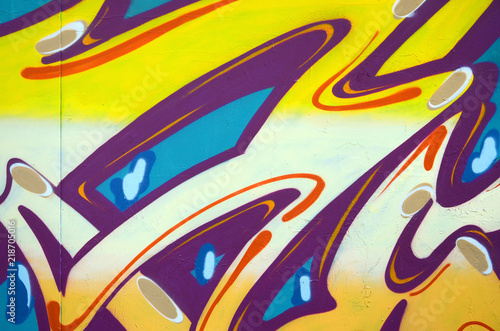 Fototapeta samoprzylepna Fragment rysunków graffiti. Stara ściana ozdobiona bejcami w stylu kultury sztuki ulicznej. Kolorowe tło tekstury
