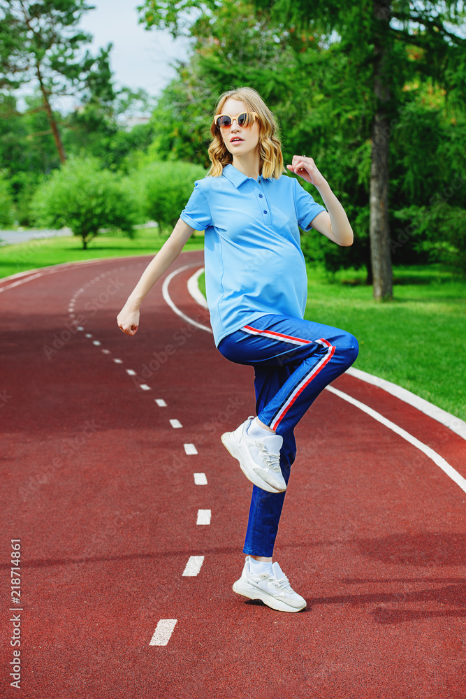 Obraz premium sports pregnant woman