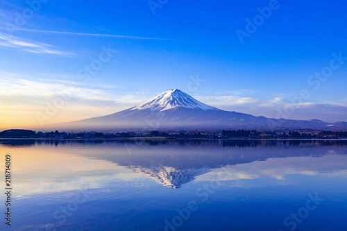 Tablou Canvas 夜明けの富士山、山梨県河口湖にて
