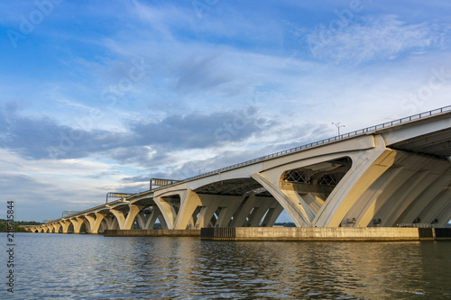 The Woodrow Wilson Memorial Bridge spans the Potomac River between Alexandria, Virginia, and the state of Maryland. © Gary Riegel