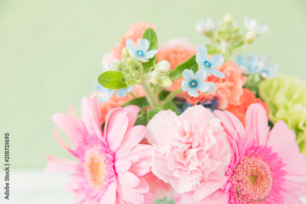 Obraz premium ガーベラとカーネーションの花束