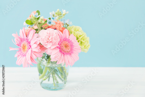 ガーベラとカーネーションの花束 © karin