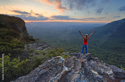 Hiker enjoys magnificent views in Katoomba