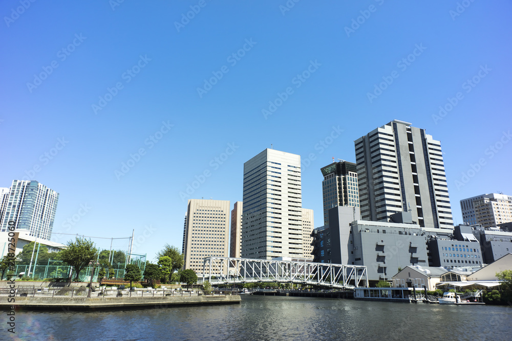 東京　運河と天王洲ビル群の風景