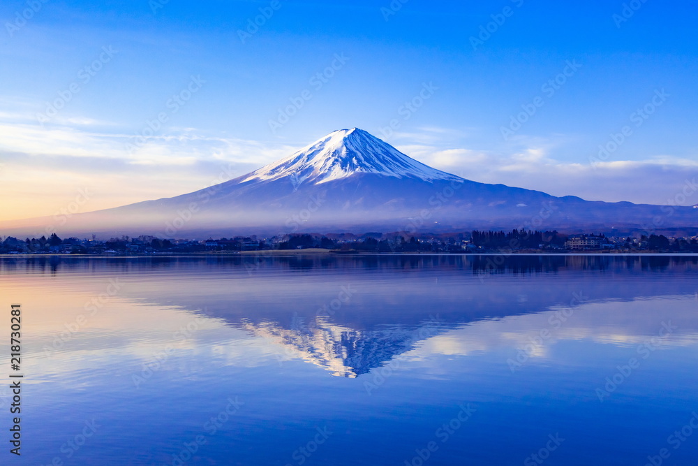 Fototapeta premium Fuji at dawn, Lake Kawaguchi w Yamanashi Prefecture