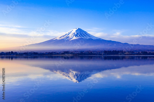 夜明けの富士山、山梨県河口湖にて