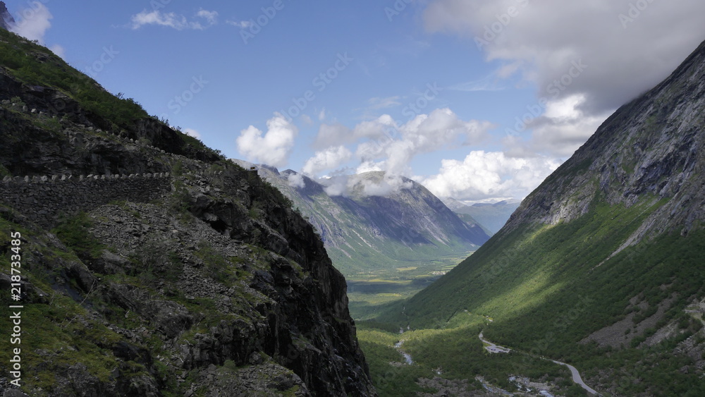 Talfahrt auf dem Trollstigen, Nowegen Talfahrt auf dem Trollstigen, Nowegen