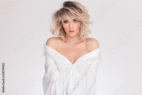 Fotografia portrait of sensual blonde woman in bare shoulders