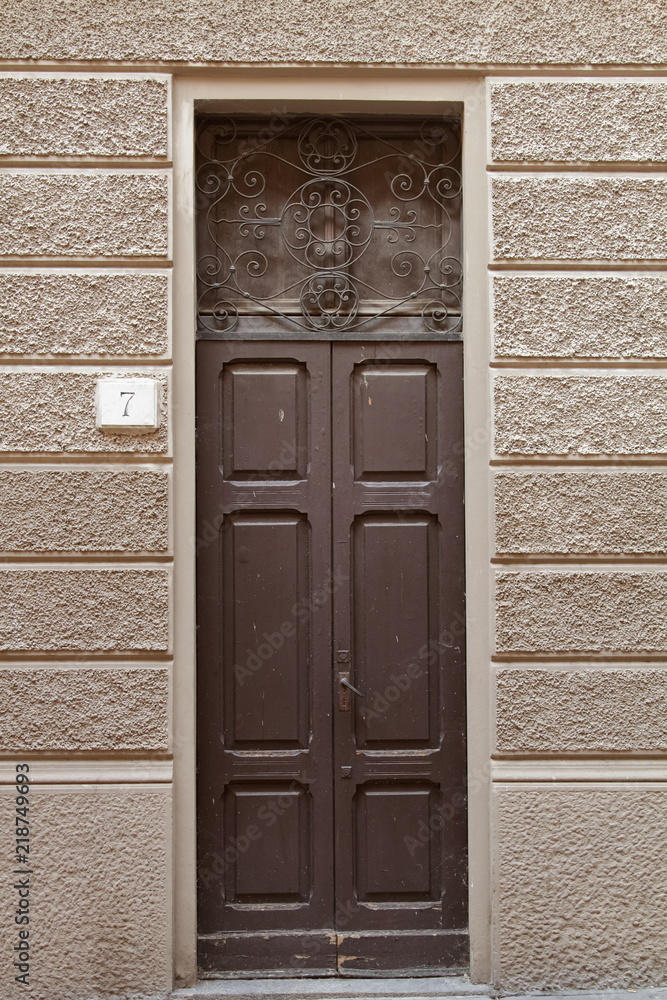 porta di legno, facciata di antica casa Como, Italia Europa