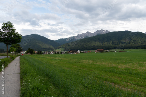 Passeggiando verso il paese