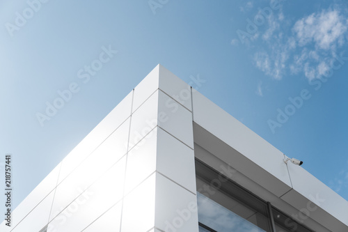 Photo Building with white aluminum facade and aluminum panels against blue sky