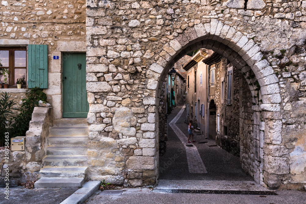 Ruelle médiévale dans le vieux Donzère, en Drôme Provençale