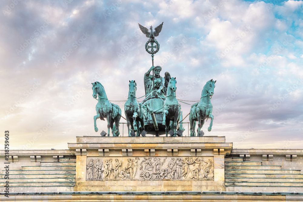 Naklejka premium Zbliżenie statua sławny punkt zwrotny w Berlin - Brandenburger brama