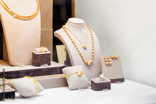 Canvas-taulu Golden jewelry in shop window display