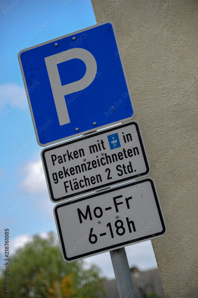 Parkplatz Schild Verkehrszeichen P blau mit einschränkung parkscheibe und  montag bis freitag 6 bis 18 uhr Stock-Foto | Adobe Stock