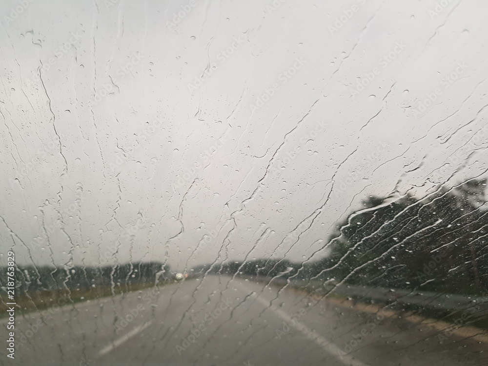 Krople deszczu na szybie samochodu - obrazy, fototapety, plakaty 