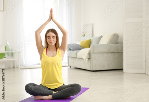 Beautiful young woman pract...