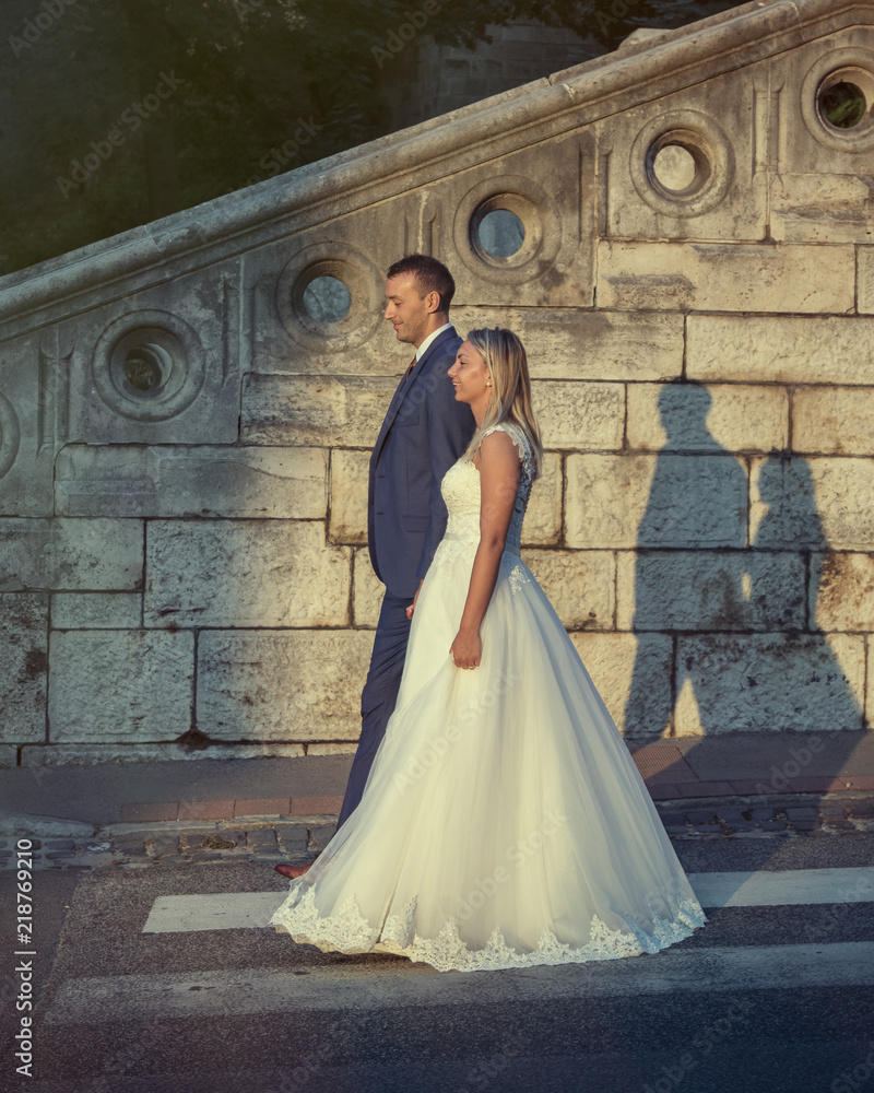 Obraz premium young happy romantic wedding couple outdoors in city