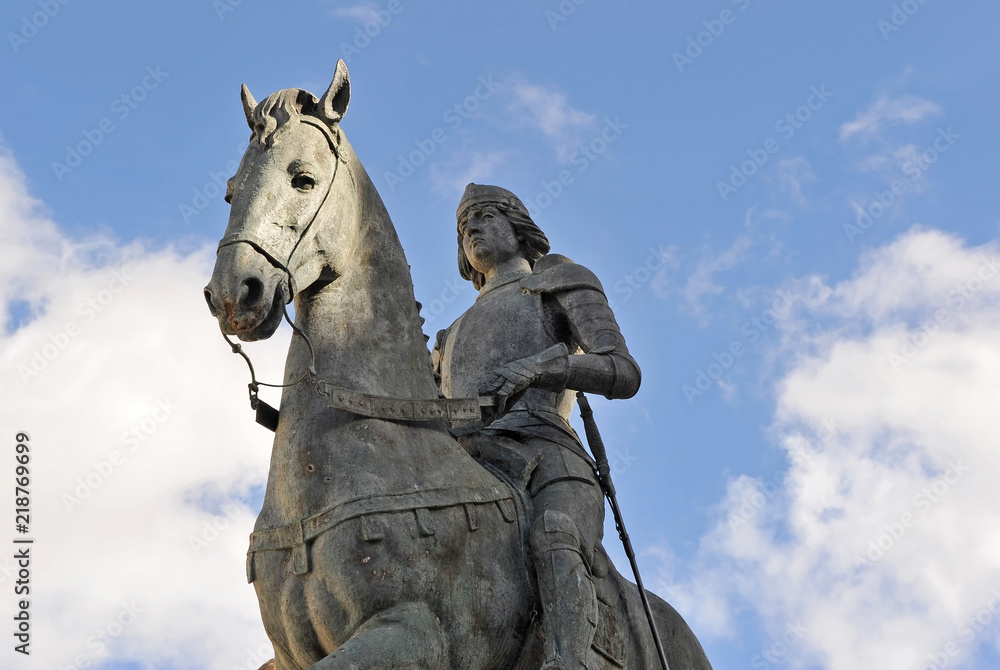Estatua de Fernando I de Aragón, también conocido como Fernando de Antequera, Andalucía, España Estatua de Fernando I de Aragón, también conocido como Fernando de Antequera, Andalucía, España