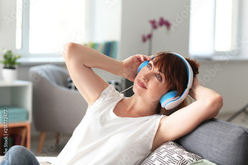 Attractive woman with headp...