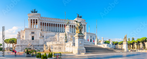 Panoramiczny Pomnik Wiktora Emanuela II w Venezia Squara o wschodzie słońca. Rzym, Włochy