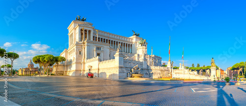Panoramiczny Pomnik Wiktora Emanuela II w Venezia Squara o wschodzie słońca. Rzym, Włochy