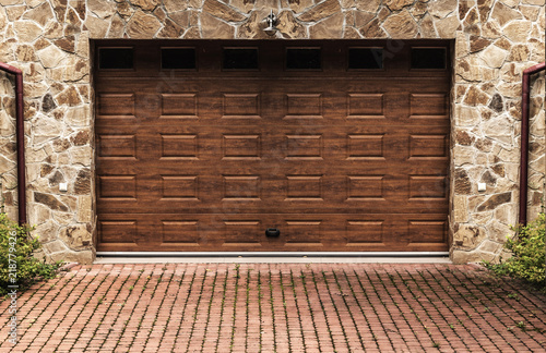 Obraz na płótnie Automatic garage door close-up. Entrance to the garage. w salonie