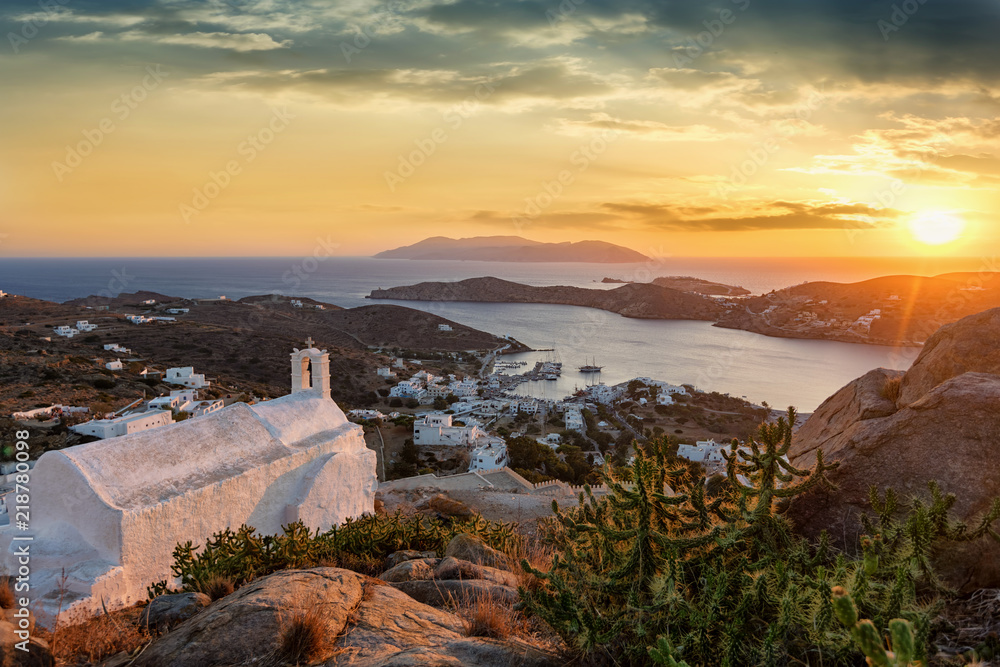 Sonnenuntergang über den Kykladen in Griechenland, Insel Ios, mit traditioneller, griechischer Kirche